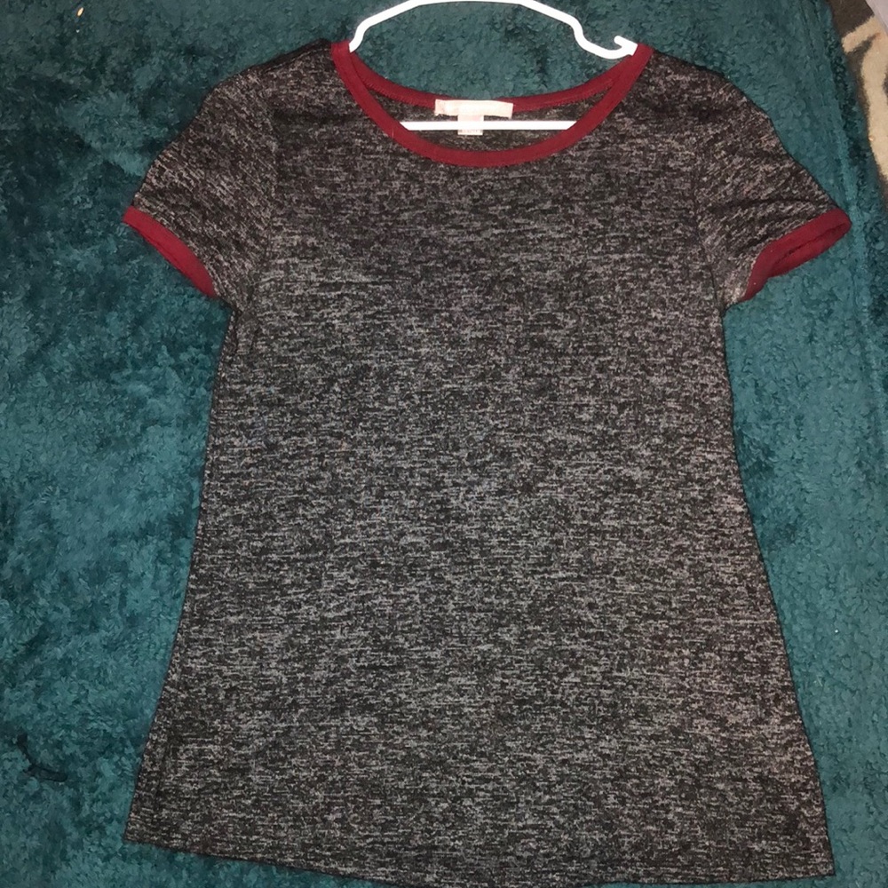 grey/red tee